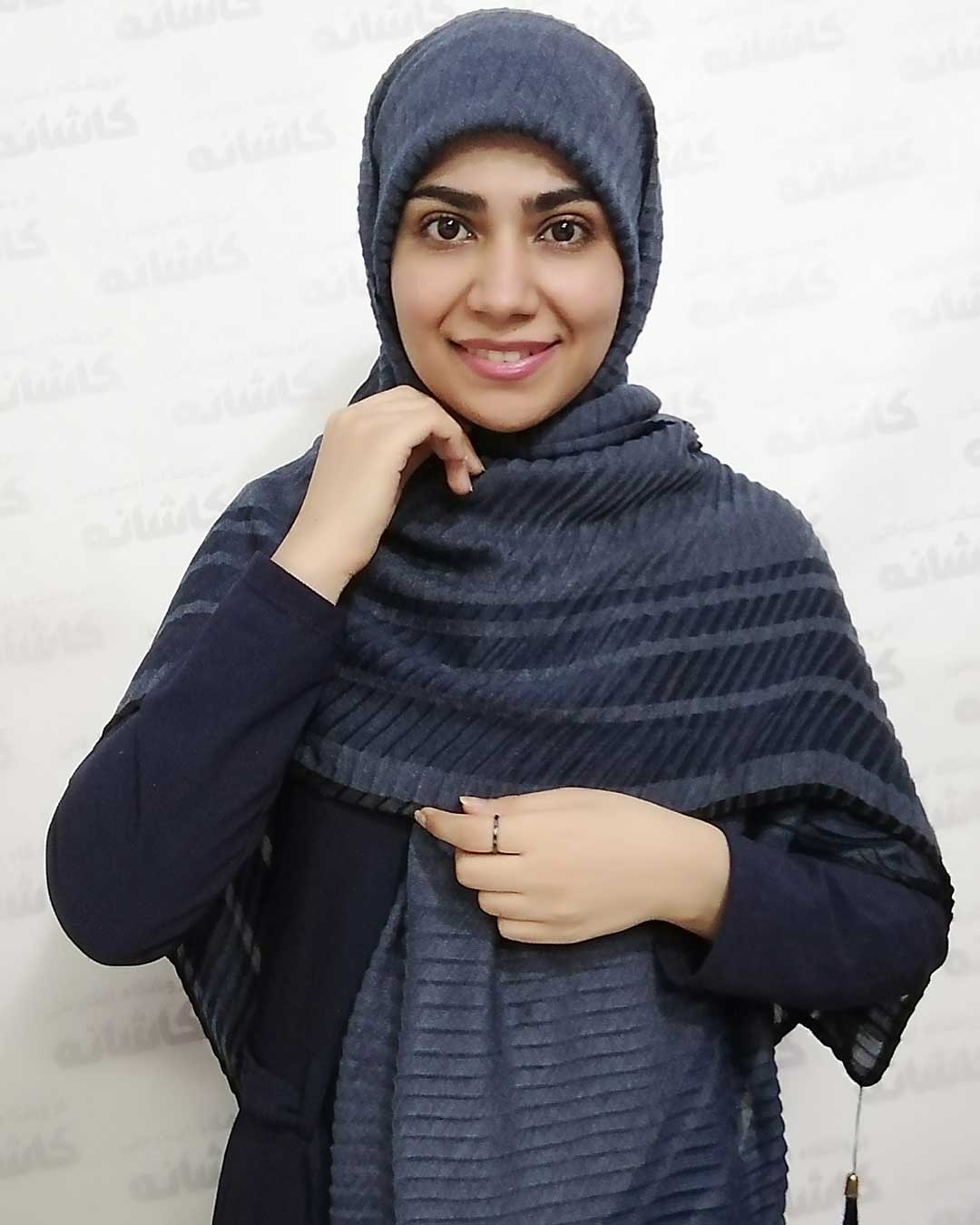 فروشگاه شال و روسری کاشانه | روسری پلیسه سرمه ای شیک