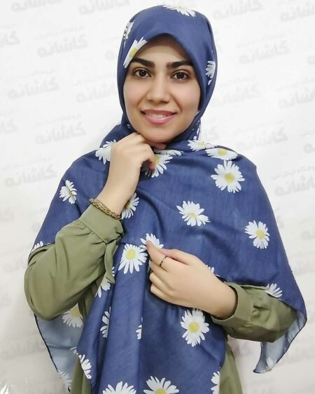 روسری طرح گل بابونه آبی کاربنی